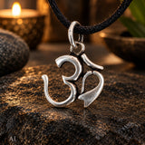 Om / Aum 121 mit Schlangenkette - Silber